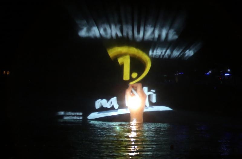 Stipe Petrina započeo je kampanju svjetlosnim spektaklom u Primoštenu