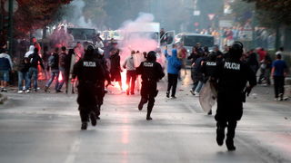 Sarajevo, 061011. 
Navijacki neredi oko i na stadionu Grbavica sat vremena prije prijateljske utakmice izmedju Zeljeznicara i Hajduka. 
Navijaci Hajduka (navodno iz BIH) usli su na juznu tribinu unistavajuci koreografiju domacih navijaca. 
Nakon masovne t