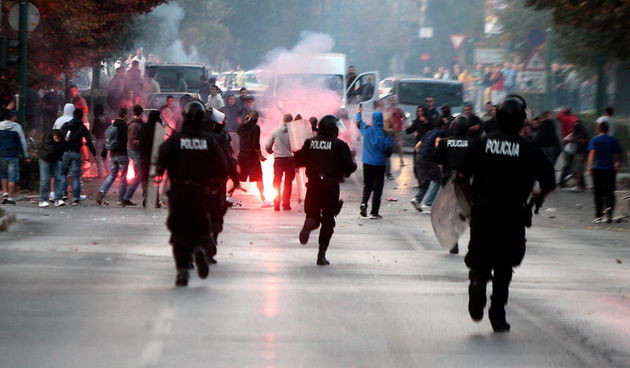 Sarajevo, 061011. 
Navijacki neredi oko i na stadionu Grbavica sat vremena prije prijateljske utakmice izmedju Zeljeznicara i Hajduka. 
Navijaci Hajduka (navodno iz BIH) usli su na juznu tribinu unistavajuci koreografiju domacih navijaca. 
Nakon masovne t