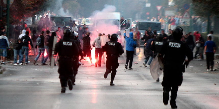 Sarajevo, 061011. 
Navijacki neredi oko i na stadionu Grbavica sat vremena prije prijateljske utakmice izmedju Zeljeznicara i Hajduka. 
Navijaci Hajduka (navodno iz BIH) usli su na juznu tribinu unistavajuci koreografiju domacih navijaca. 
Nakon masovne t