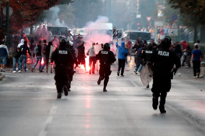 Sarajevo, 061011. 
Navijacki neredi oko i na stadionu Grbavica sat vremena prije prijateljske utakmice izmedju Zeljeznicara i Hajduka. 
Navijaci Hajduka (navodno iz BIH) usli su na juznu tribinu unistavajuci koreografiju domacih navijaca. 
Nakon masovne t