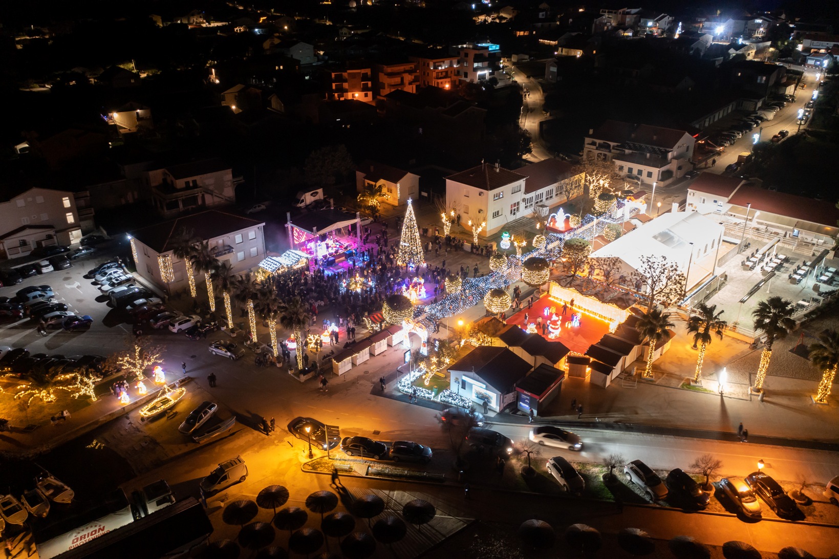 Vatromet, tisuće konfeta, šampanjac, prskalice i koncert Ivana Zaka i Tempo Banda