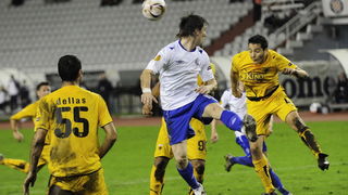 Split, 011210. 
Stadion HNK Hajduka u Poljudu.    
UEFA Europska liga utakmica HNK Hajduk – FC AEK. 
Na slici: Ante Vukusic u skoku, lijevo je Traianos Dellas.
Foto: Nikola Vilic / CROPIX