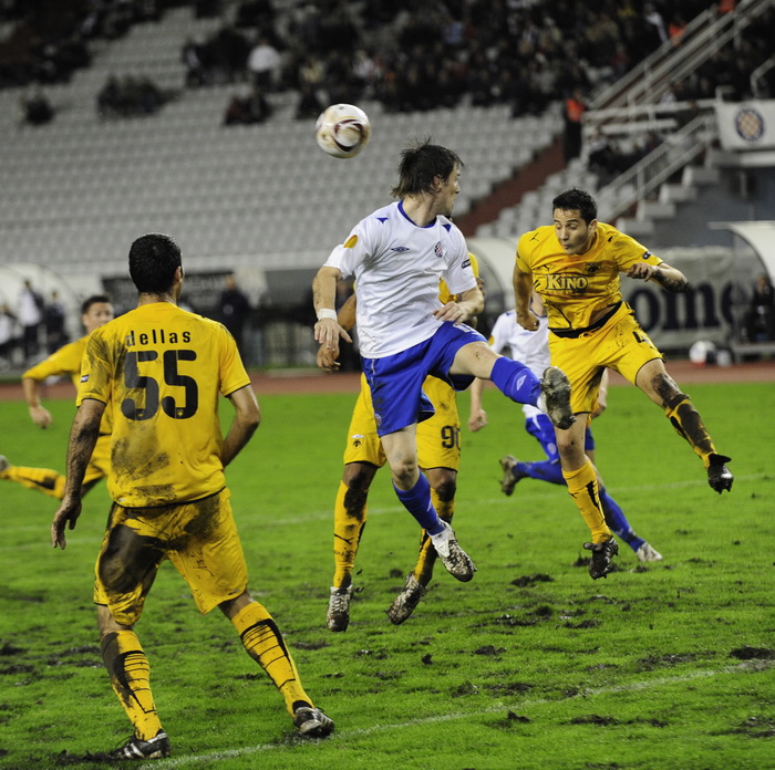 Split, 011210. 
Stadion HNK Hajduka u Poljudu.    
UEFA Europska liga utakmica HNK Hajduk – FC AEK. 
Na slici: Ante Vukusic u skoku, lijevo je Traianos Dellas.
Foto: Nikola Vilic / CROPIX