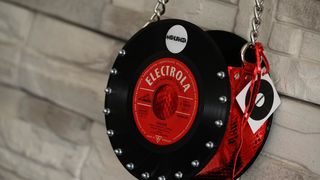 Miljana Jovičić proizvodi torbice od starih gramofonskih ploča