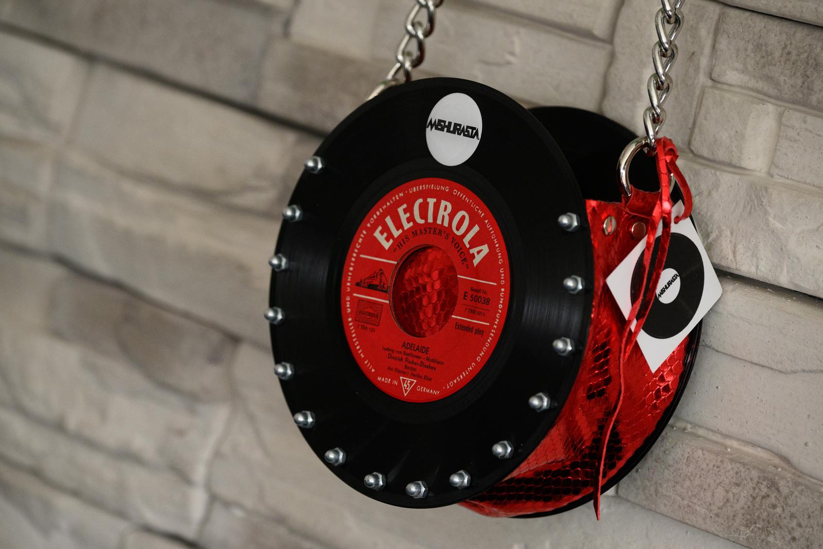 Miljana Jovičić proizvodi torbice od starih gramofonskih ploča