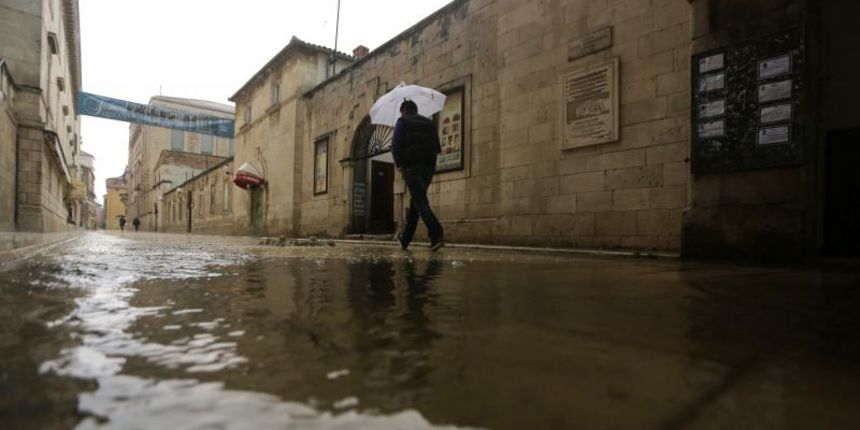 27.02.2014., Zadar – Velik pljusak pogodio je zadarsko podrucje, a u centru grada bujica je izbacila sadrzaj kanalizacije na ulicu. Photo: Filip Brala/PIXSELL Autor Filip Brala/PIXSELL Ključne riječi kanalizacija, pljusak, kisa, nevrijeme 27.02.2014., Zadar – Velik pljusak pogodio je zadarsko podrucje, a u centru grada bujica je izbacila sadrzaj kanalizacije na ulicu. Photo: Filip Brala/PIXSELL Autor Filip Brala/PIXSELL Ključne riječi kanalizacija, pljusak, kisa, nevrijeme