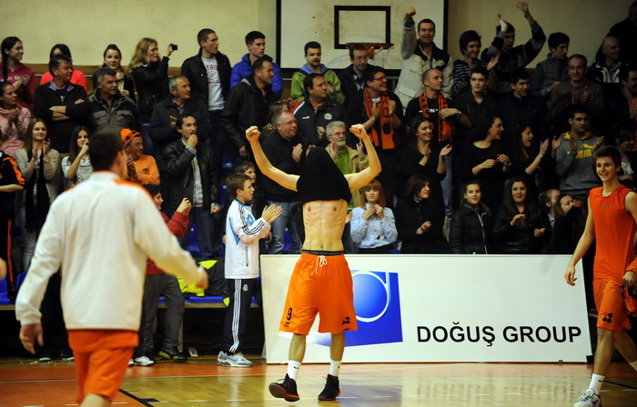 Sibenik ,170213.
Dvorana Baldekin 
Derbi utakmica izmedju GKK Sibenik i Sonik Puntamika Zadar za prvaka A2 Hrvatske kosarkaske lige Jug.
Na slici: slavlje nakon pobjede Sibenika.
Foto: Niksa Stipanicev / CROPIX