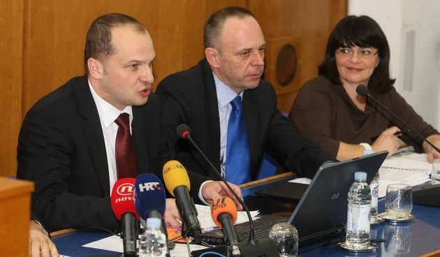 31.01.2014., Zadar – U Gradskoj vijecnici odrzana je javna rasprava na temu pomorskog dobra. Poduzetnici i gradjani imali su priliku postaviti pitanja ministru Hajdas Doncicu. Photo: Dino Stanin/PIXSELL