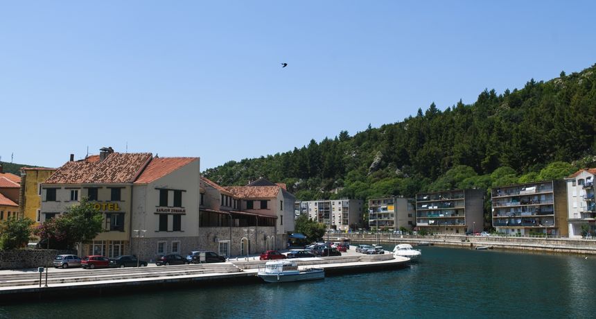 Zbog prosvjeda komunalnih djelatnika Obrovac zatrpan smećem Zbog prosvjeda komunalnih djelatnika Obrovac zatrpan smećem