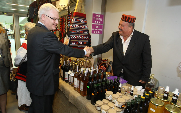 Zadar, 151010.
Predsjednik hrvatske Ivo Josipovic u sklopu posjeta Zadru obisao je i Eko etno sajam koji se ovog tjedna dogadja u dvorani na Visnjiku. Predsjednikje obisao sve izlagace (vise od 300) sa svakim se rukavao i skoro sa svakim slikao.
Na fotogr Zadar, 151010.
Predsjednik hrvatske Ivo Josipovic u sklopu posjeta Zadru obisao je i Eko etno sajam koji se ovog tjedna dogadja u dvorani na Visnjiku. Predsjednikje obisao sve izlagace (vise od 300) sa svakim se rukavao i skoro sa svakim slikao.
Na fotogr