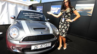 Sibenik ,160910.
Marina Mandalina
Treci Adriatic Boat Show otvoren i traje 4 dana u kojem ce posjetitelji imati priliku vidjeti preko 150 plovila i preko 175 standova sa ponudom svega vezanog more i brodove
na slici kupcu broda Mini Morris na poklon.
Foto