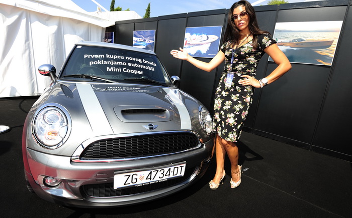 Sibenik ,160910.
Marina Mandalina
Treci Adriatic Boat Show otvoren i traje 4 dana u kojem ce posjetitelji imati priliku vidjeti preko 150 plovila i preko 175 standova sa ponudom svega vezanog more i brodove
na slici kupcu broda Mini Morris na poklon.
Foto