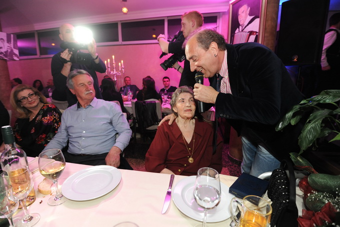 Zadar, 280213.
Poznati restoran Niko na zadarskoj Puntamici je veceras uz bogatu veceru i pjesmu brojnih izvodjaca sa svojim prijateljima i cestim gostima proslavio 50 godina od otvorenja. Na veceri su se pojavili brojni kumovi restorana kroz godine poput