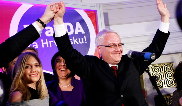 Zagreb, 100110.
Hrvatsko novinarsko drustvo.
Drugi krug petih predsjednickih izbora Republike Hrvatske.
Izborni stozer predsjednickog kandidata Ive Josipovica.
Pracenje izbornih rezultata drugog kruga predsjednickih izbora.
Na fotografiji: Ivo Josipovic s