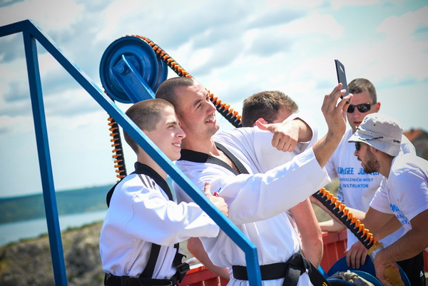 Mario Možnik i njegovi kolege sportaši otvorili su sezonu Bungee Jumpinga sa starog Masleničkom mosta