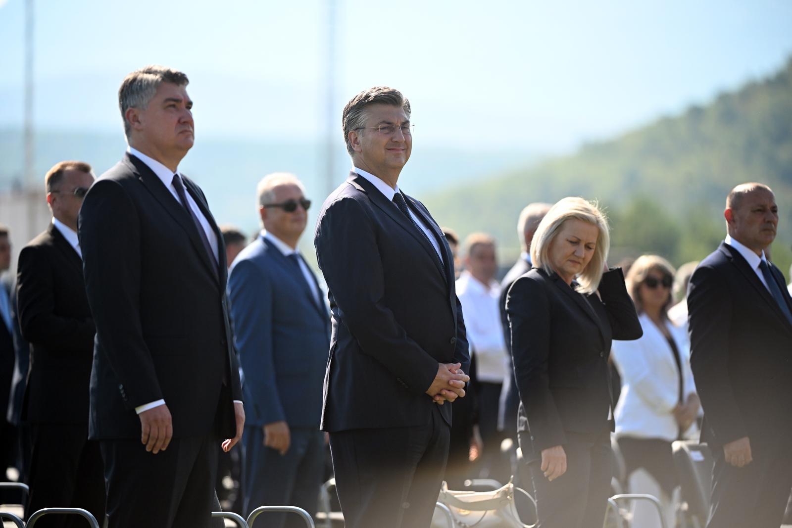 Knin: Zoran Milanović i Andrej Plenković zajedno u prvom redu na obljetnici Oluje Knin: Zoran Milanović i Andrej Plenković zajedno u prvom redu na obljetnici Oluje