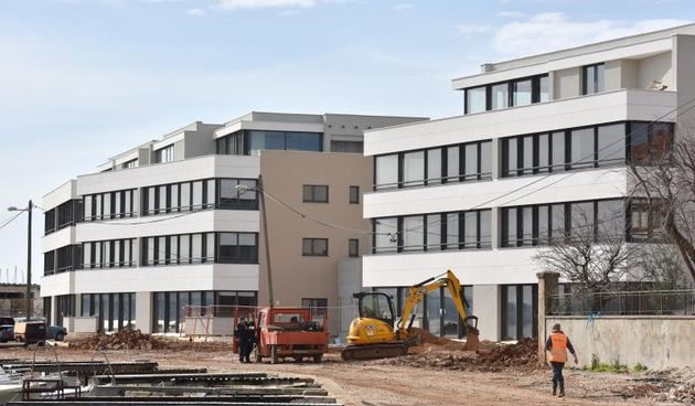 Gradjevinska tvrtka Lignum, privodi kraju uredjenje fasada na sedam zgrada u novom elitnom naselju iznad uvale Drazanica. Naselje je nastalo na mjestu bivseg industrijskog pogona Diokoma prema detaljnom planu i idejnom rjesenju arhitekta Nikole Basica, do