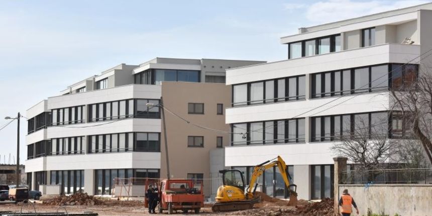 Gradjevinska tvrtka Lignum, privodi kraju uredjenje fasada na sedam zgrada u novom elitnom naselju iznad uvale Drazanica. Naselje je nastalo na mjestu bivseg industrijskog pogona Diokoma prema detaljnom planu i idejnom rjesenju arhitekta Nikole Basica, do Gradjevinska tvrtka Lignum, privodi kraju uredjenje fasada na sedam zgrada u novom elitnom naselju iznad uvale Drazanica. Naselje je nastalo na mjestu bivseg industrijskog pogona Diokoma prema detaljnom planu i idejnom rjesenju arhitekta Nikole Basica, do