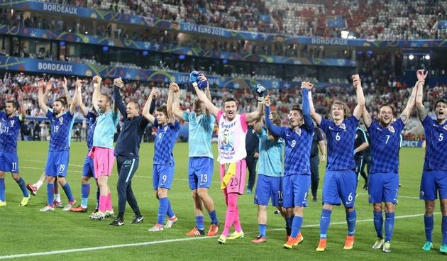 Velika fešta hrvatskih nogometaša i navijača u Bordeauxu nakon pobjede nad Španjolskom 2-1. Photo: Sanjin Strukic/PIXSELL