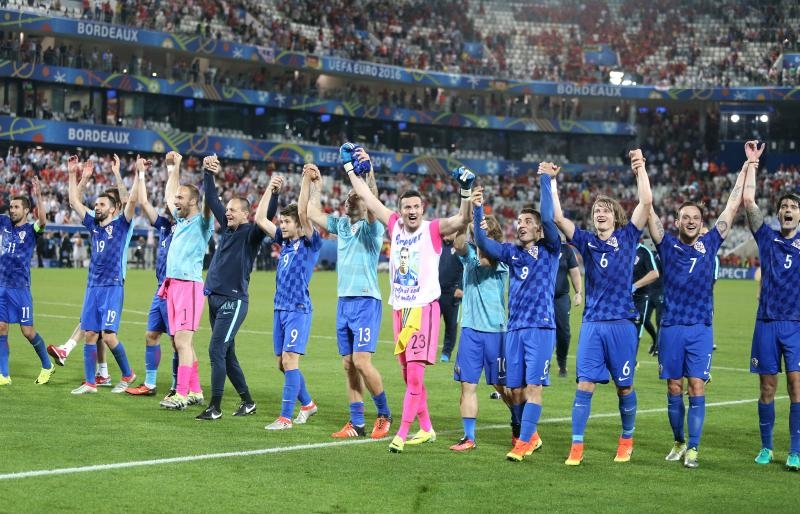 Velika fešta hrvatskih nogometaša i navijača u Bordeauxu nakon pobjede nad Španjolskom 2-1. Photo: Sanjin Strukic/PIXSELL Velika fešta hrvatskih nogometaša i navijača u Bordeauxu nakon pobjede nad Španjolskom 2-1. Photo: Sanjin Strukic/PIXSELL
