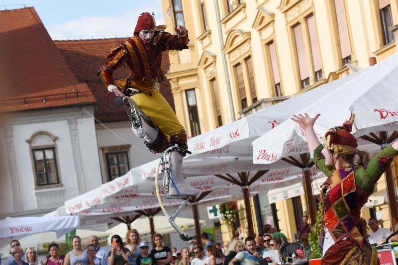 Šesti dan Špancirfesta, nastup uličnih performera Jesters Šesti dan Špancirfesta, nastup uličnih performera Jesters