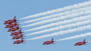 Akrobatska skupina “Red Arrows” Royal Air Forcea u posjeti Zračnoj bazi u Zemuniku Akrobatska skupina “Red Arrows” Royal Air Forcea u posjeti Zračnoj bazi u Zemuniku