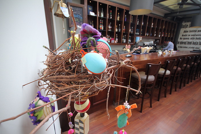 Restoran Bar Atrij: Prodajna izložba uskrsnih pisanica Silvijane Dražović, Foto: Saša Čuka Restoran Bar Atrij: Prodajna izložba uskrsnih pisanica Silvijane Dražović, Foto: Saša Čuka