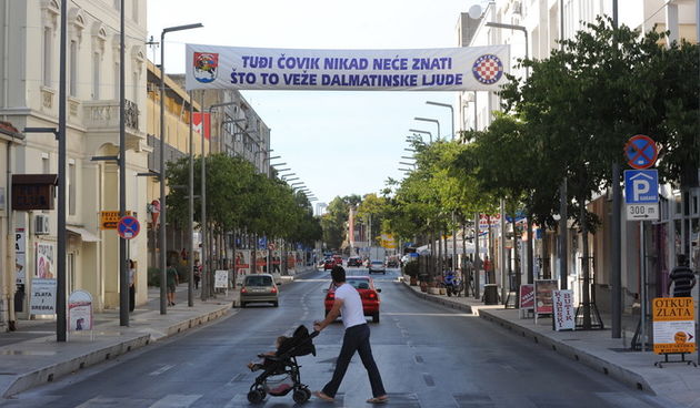 Zadar, 070911.
Boro postar i drustvo s Relje postavili su transparent podrske Hajduku i Torcidi u ulici Zrinsko Frankopanskoj povodom  subotnjeg derbija.
foto : Andrija Lucic / cropix