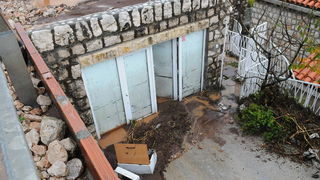 Dubrovnik, 221110.
Velike kolicine kise koje su padale danas na dubrovackom podrucju izazvale su velike poplave , odrone, sto je uveliko otezavalo pjesacki o cestovni promet. Na fotografiji , kuce ispod magistrale su poplavljene, pa su stanari koristili p