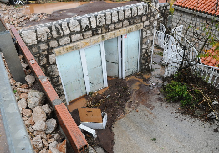 Dubrovnik, 221110.
Velike kolicine kise koje su padale danas na dubrovackom podrucju izazvale su velike poplave , odrone, sto je uveliko otezavalo pjesacki o cestovni promet. Na fotografiji , kuce ispod magistrale su poplavljene, pa su stanari koristili p