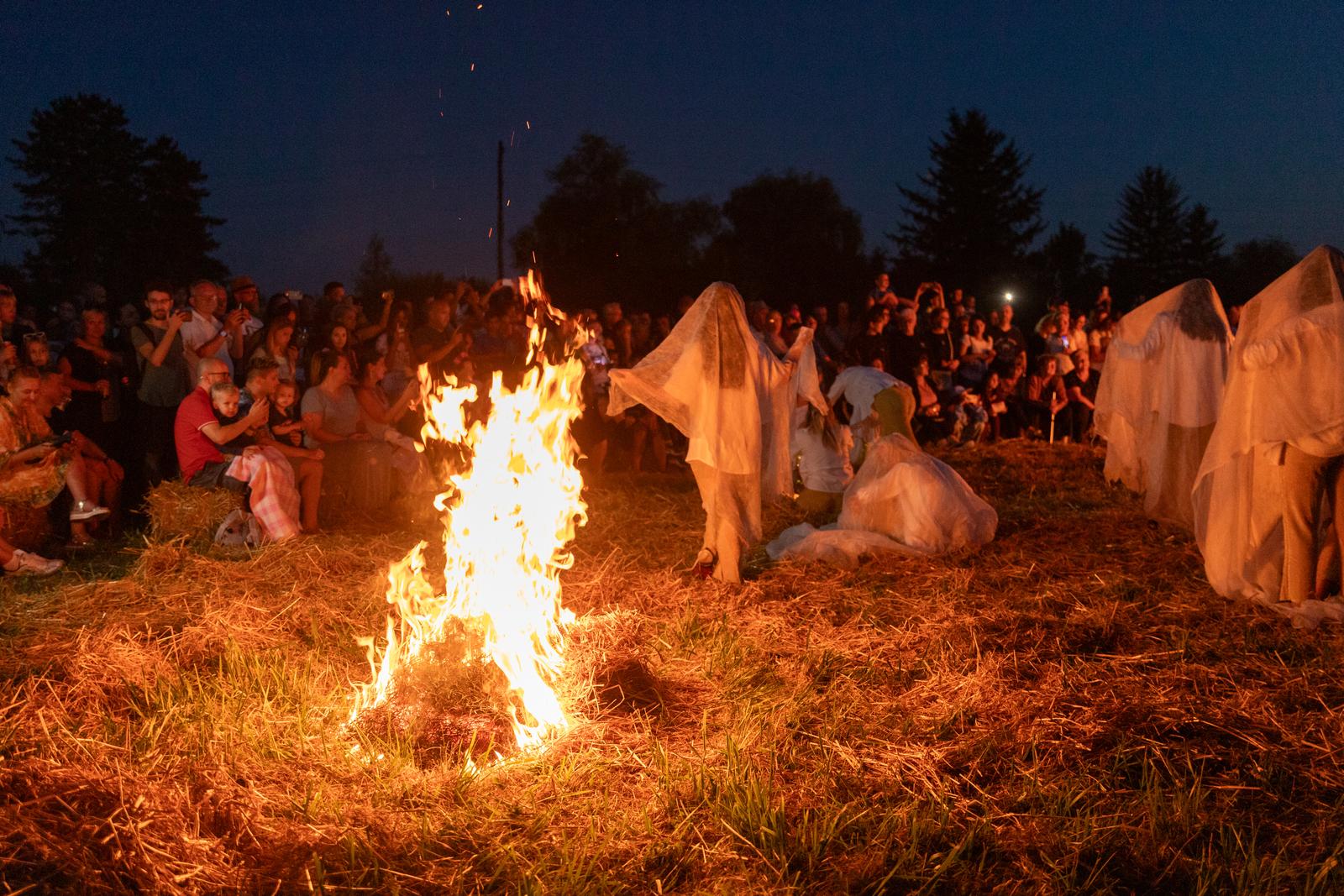 Kozjak: 17. Međunarodni Slama Land Art Festival – “Zlatno doba” Kozjak: 17. Međunarodni Slama Land Art Festival – “Zlatno doba”