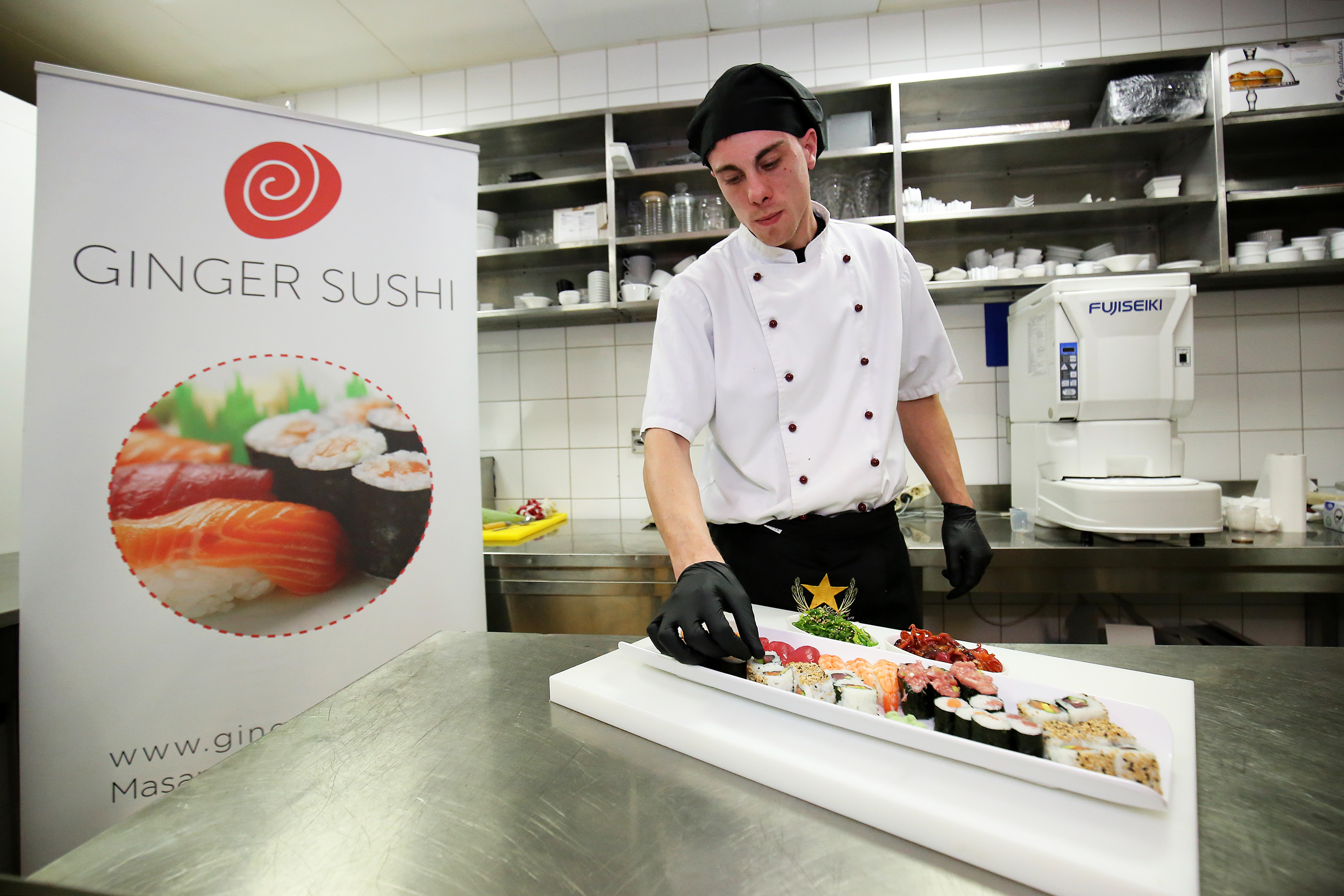 Kako se sinoć spremao sushi za večerašnje otvaranje Tuna, Sushi & Wine Festivala Kako se sinoć spremao sushi za večerašnje otvaranje Tuna, Sushi & Wine Festivala