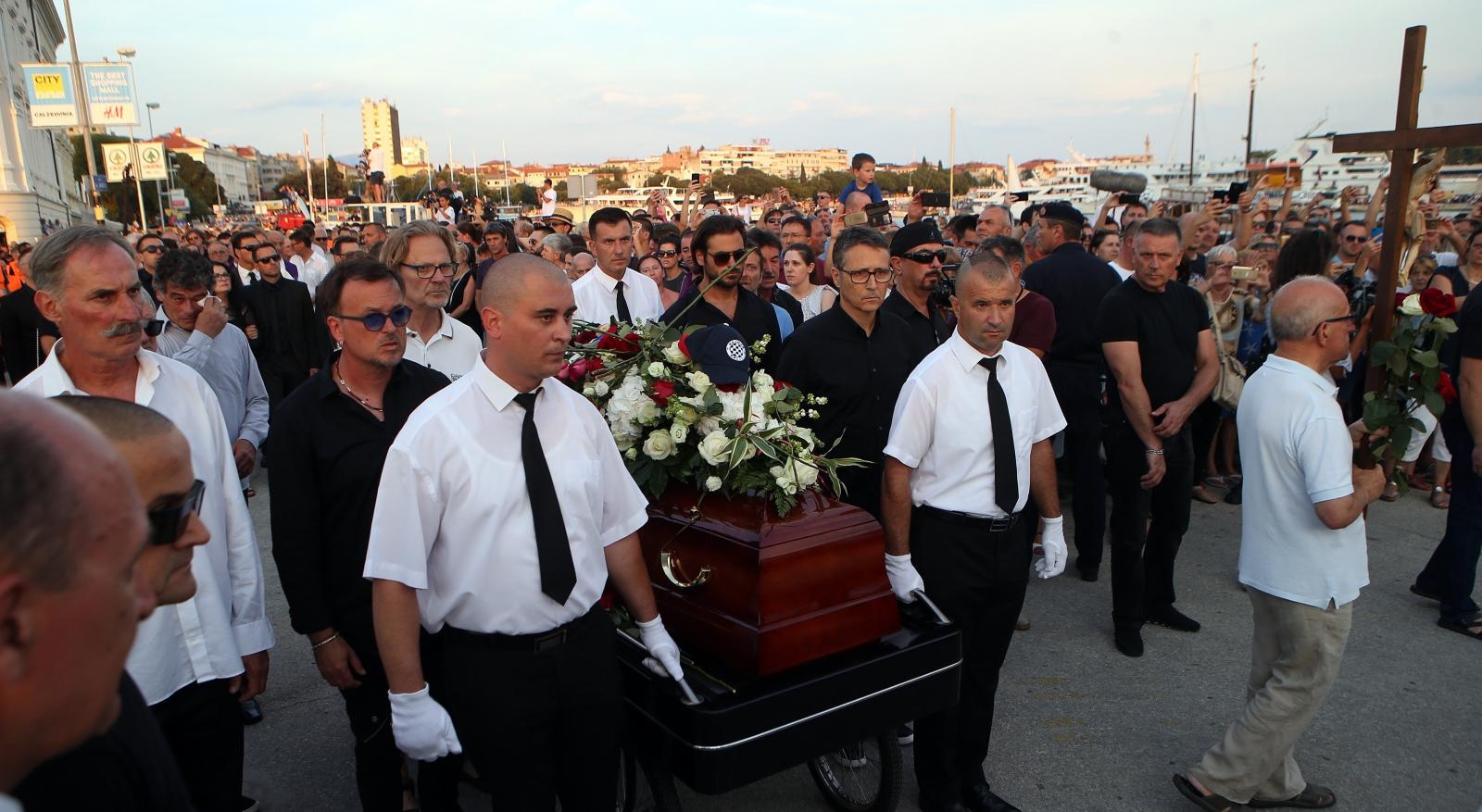 Split dostojanstveno na posljednju plovidbu ispratio legendu Olivera Dragojevića