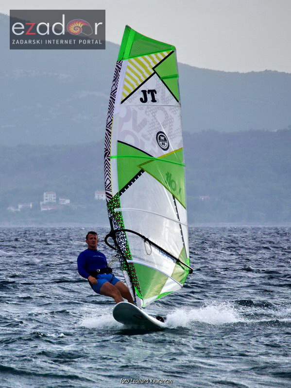 Guštanje surfera u jakom jugu Guštanje surfera u jakom jugu