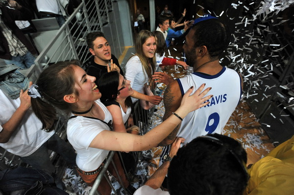 Zadar, 260513.
Dvorana Kresimira Cosica. 
3. polufinalna utakmica prvenstva Hrvatske izmedju KK Zadar i KK Cedevita.
Na fotografiji: slavlje Zadrana.
Foto: Luka Gerlanc / CROPIX