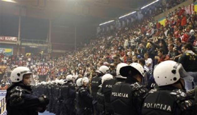 Serbian police secure the court during the Red Star vs. Paok ULEB Cup 6th Round basketball match in Belgrade December 5, 2006. REUTERS/Ivan Milutinovic   (SERBIA)