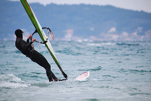 Windsurferi na Kolovarima, 11. travnja 2012. (foto:Saša Čuka) Windsurferi na Kolovarima, 11. travnja 2012. (foto:Saša Čuka)