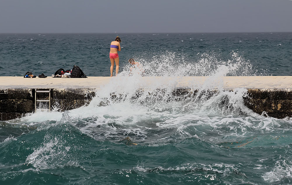 Kupači na zadarskoj rivi 19. svibnja 2013.  Foto: Roberto Lerga