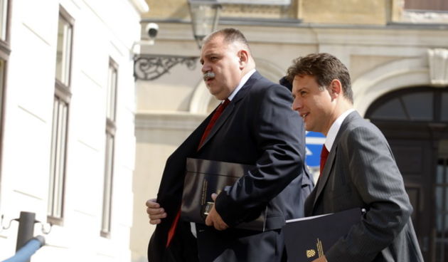 Zagreb, 020709.
Vlada Markov trg.
Dolazak clanova vlade na uzi kabinet.
Na slici: Ministar Ivan Suker i Gordan Jandrokovic dolaze u 8 i 58.
Foto: Goran Mehkek / CROPIX