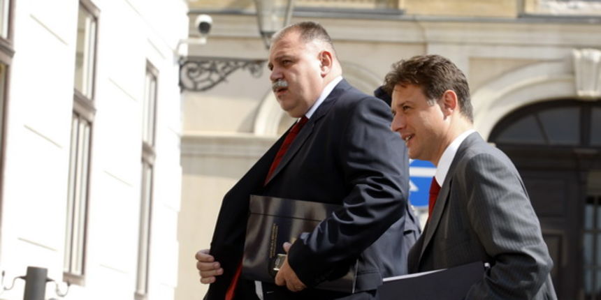 Zagreb, 020709.
Vlada Markov trg.
Dolazak clanova vlade na uzi kabinet.
Na slici: Ministar Ivan Suker i Gordan Jandrokovic dolaze u 8 i 58.
Foto: Goran Mehkek / CROPIX