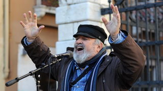 Zadar, 221212.
Predblagdansko subotnje jutro na zadarskom Poluotoku bilo je bogato raznim dogadjanjima. U isto vrijeme su zadarski zborovi, limena glazba i pojedini pjevaci udruzili snage te izvodili Bozicne pjesme.
Na fotografiji: legendarni Buco.
Foto: Zadar, 221212.
Predblagdansko subotnje jutro na zadarskom Poluotoku bilo je bogato raznim dogadjanjima. U isto vrijeme su zadarski zborovi, limena glazba i pojedini pjevaci udruzili snage te izvodili Bozicne pjesme.
Na fotografiji: legendarni Buco.
Foto: