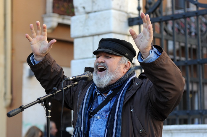 Zadar, 221212.
Predblagdansko subotnje jutro na zadarskom Poluotoku bilo je bogato raznim dogadjanjima. U isto vrijeme su zadarski zborovi, limena glazba i pojedini pjevaci udruzili snage te izvodili Bozicne pjesme.
Na fotografiji: legendarni Buco.
Foto: Zadar, 221212.
Predblagdansko subotnje jutro na zadarskom Poluotoku bilo je bogato raznim dogadjanjima. U isto vrijeme su zadarski zborovi, limena glazba i pojedini pjevaci udruzili snage te izvodili Bozicne pjesme.
Na fotografiji: legendarni Buco.
Foto: