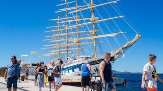 Velicanstveni jedrenjak Royal Clipper na Pozdravu suncu Velicanstveni jedrenjak Royal Clipper na Pozdravu suncu