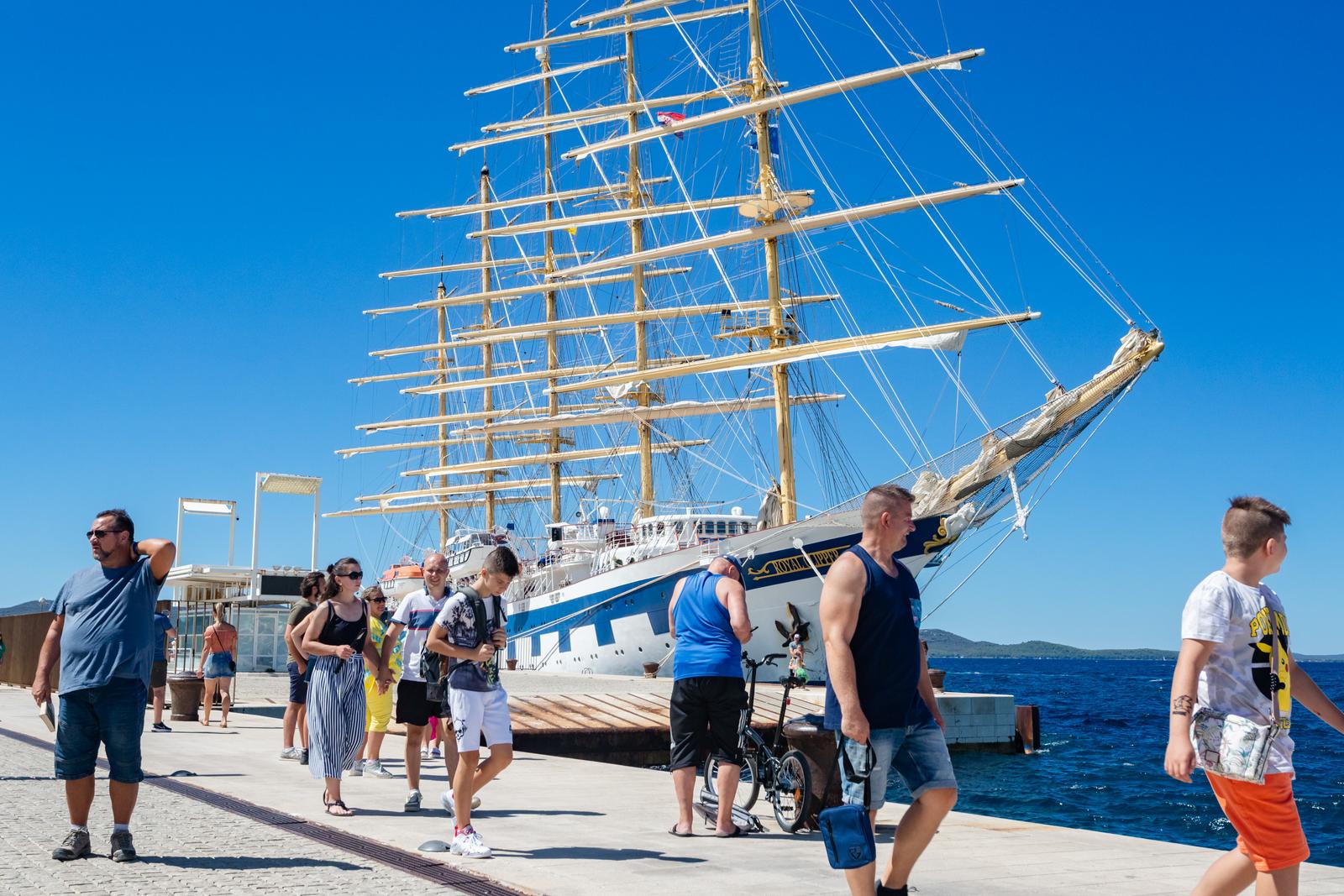 Velicanstveni jedrenjak Royal Clipper na Pozdravu suncu Velicanstveni jedrenjak Royal Clipper na Pozdravu suncu