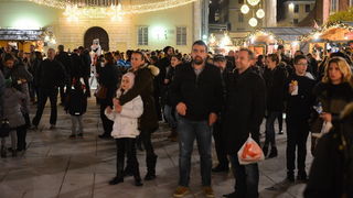 Advent u Zadru: Pavel raspjevao i rasplesao Zadrane na Trgu Petra Zoranića. Foto: Iva Perinčić Advent u Zadru: Pavel raspjevao i rasplesao Zadrane na Trgu Petra Zoranića. Foto: Iva Perinčić