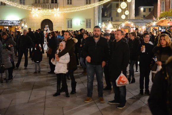 Advent u Zadru: Pavel raspjevao i rasplesao Zadrane na Trgu Petra Zoranića. Foto: Iva Perinčić Advent u Zadru: Pavel raspjevao i rasplesao Zadrane na Trgu Petra Zoranića. Foto: Iva Perinčić