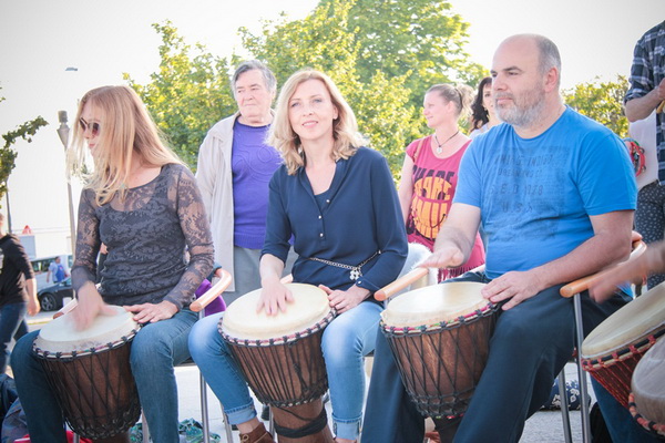 Glazbeno scenski nastup “Iskra ljubavi za mir” i grupna meditacija na Forumu
