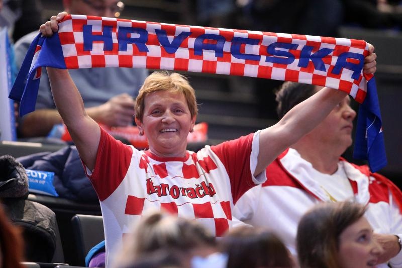 Hrvatski navijači u Parizu na utakmici Slovenija – Hrvatska za 3. mjesto na Svjetskom prvenstvu