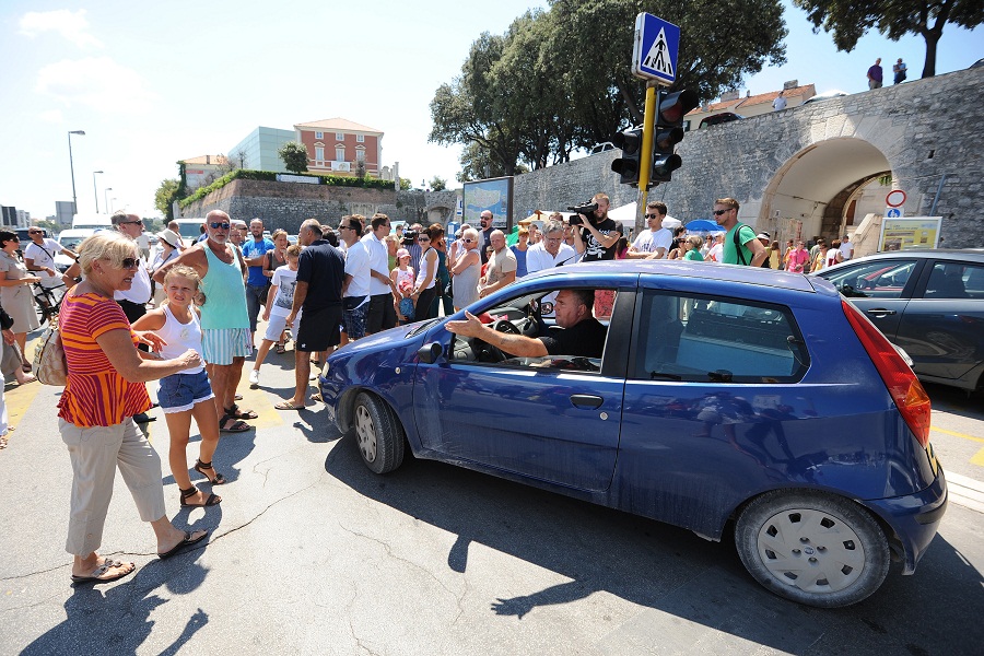Stanari tzv. Galićevih zgrada u Diklu su nakon posjete gradonačelniku održali prosvjed blokirajući promet u centru grada, foto: Luka Gerlanc/CROPIX Stanari tzv. Galićevih zgrada u Diklu su nakon posjete gradonačelniku održali prosvjed blokirajući promet u centru grada, foto: Luka Gerlanc/CROPIX